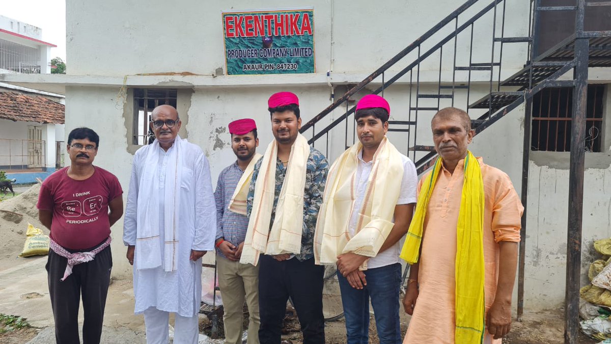 politicalsumit's tweet image. आज किसान यात्रा मधुबनी से शुरवात किया गया। इस दौरान आईआईआईटीअन नीरज सर एवं कपिलदेव सर के द्वारा पूरे टीम को सम्मानित किया गया। 
मिथिला की धरती पर मिला यह सम्मान से मन गदगद हो गया।  

बता दूं की यह किसान यात्रा पूरे बिहार में गांव- गांव तक करनी है। 
#agriculture #krishify