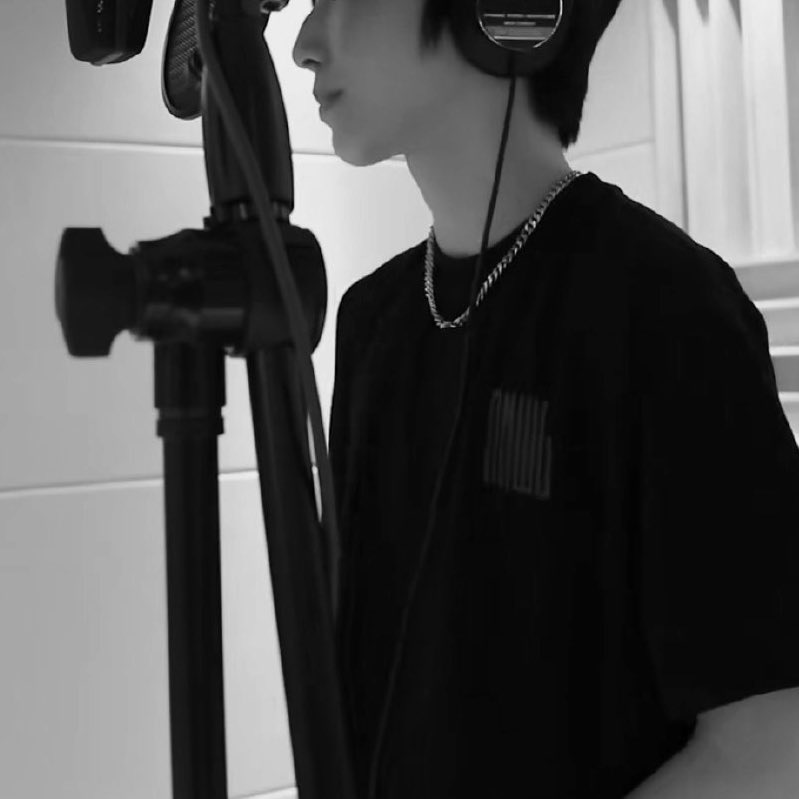 baby_babyboBui's tweet photo. 🎧🖤
“มึงยังเขียนเพลงถึงเขาอยู่หรอวะเจต”
“เออ ทุกเพลงที่กูร้องกูแต่ง กูเขียนถึงเขาเสมอ”
“แต่มึงกับเขาเลิกกันไปเป็นปีแล้วนะ ทำไมมึงไม่มูฟออน เริ่มต้นใหม่สักทีวะ”
“กูก็อยากเริ่มต้นใหม่เหมือนกัน แต่อยากเริ่มต้นใหม่กับคนเดิม”
#zelong https://t.co/fCUZXscHmq