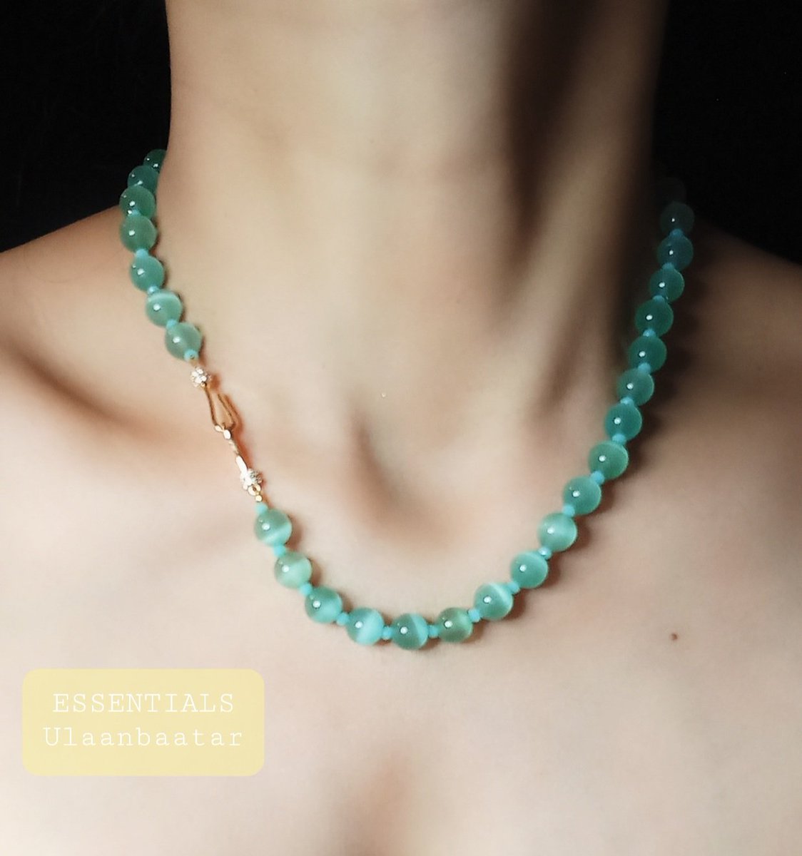 Муурын нүдэн чулуун усан болор улуун жийрэгтэй классик загварын зүүлт
Designed in Ulaanbaatar
®Essentials Ulaanbaatar
📱80836353