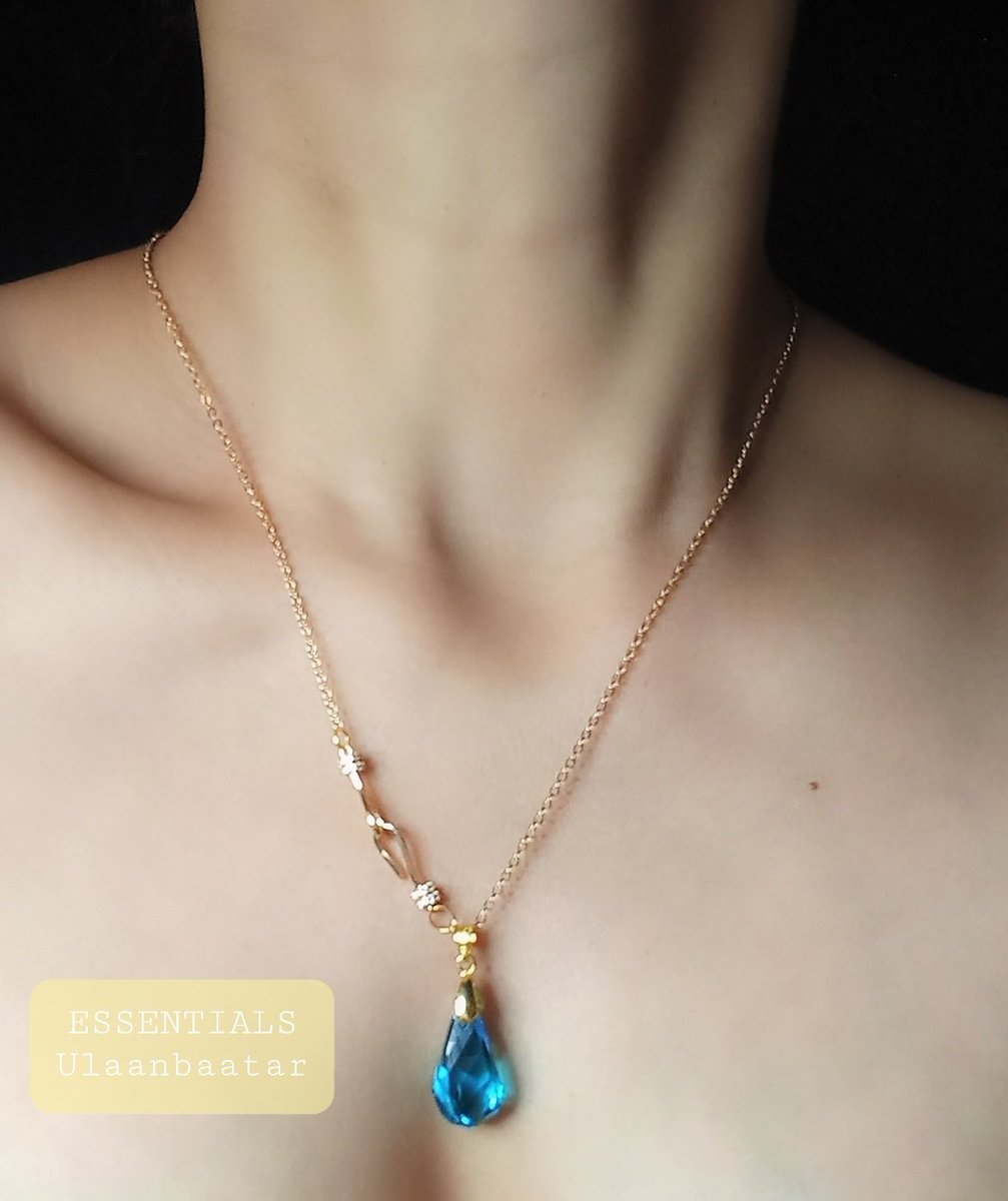 Swarovski цэнхэр болор классик загварын зүүлт
Designed in Ulaanbaatar
®Essentials Ulaanbaatar
📱80836353