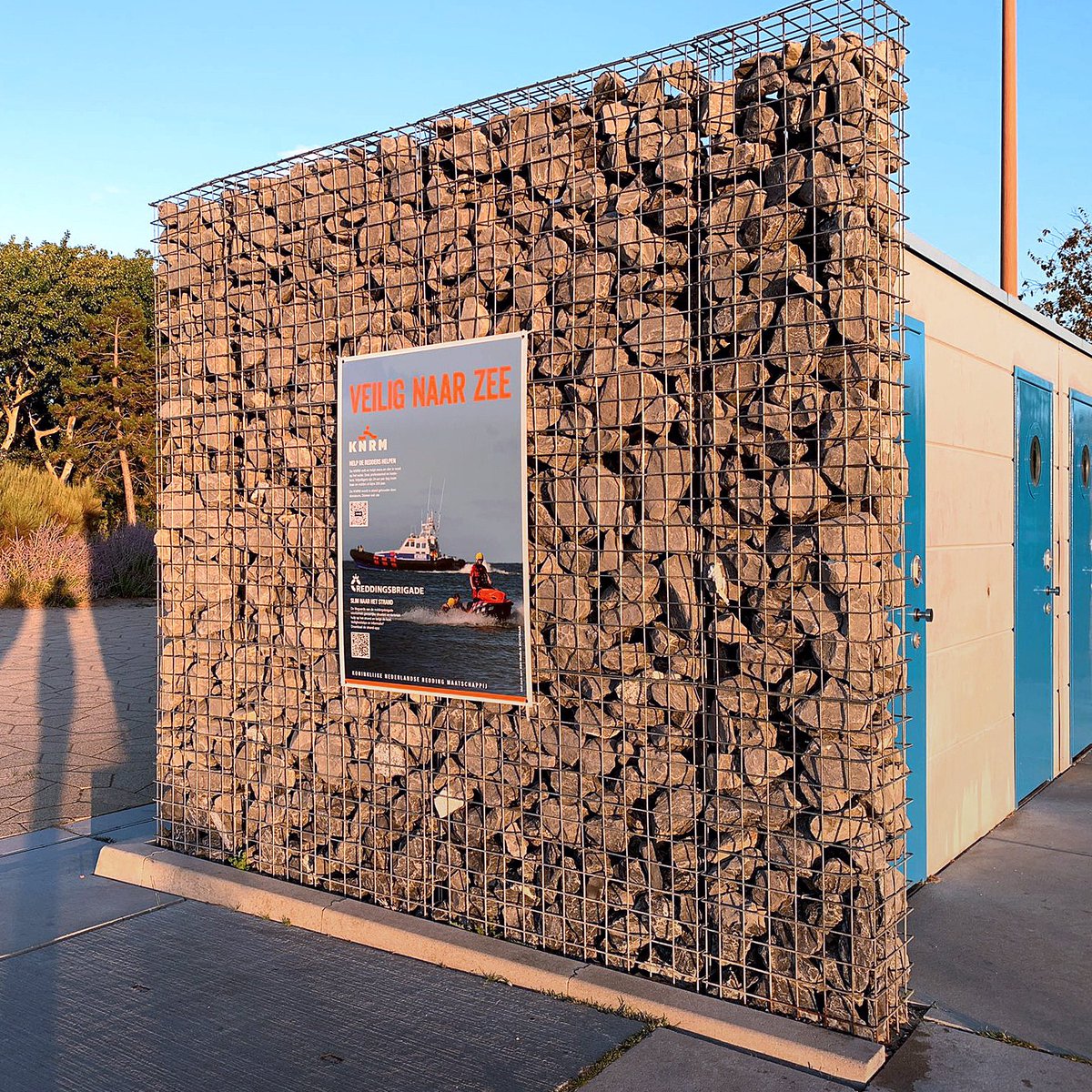 KNRMNeeltjeJans's tweet image. Heb je de nieuwe borden bij de parkeerplaatsen van de overgangen ‘Westenschouwen’ en ‘Jan van Renesseweg’ al gezien? facebook.com/KNRMNeeltjeJans