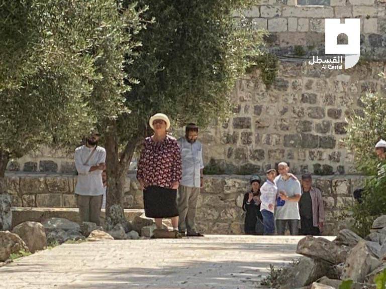 KUDÜS'TE BU SABAH !!! 

Yerleşimciler, işgal polisinin koruması altında Mescid-i Aksa'da Talmudik ayinler gerçekleştiriyor.