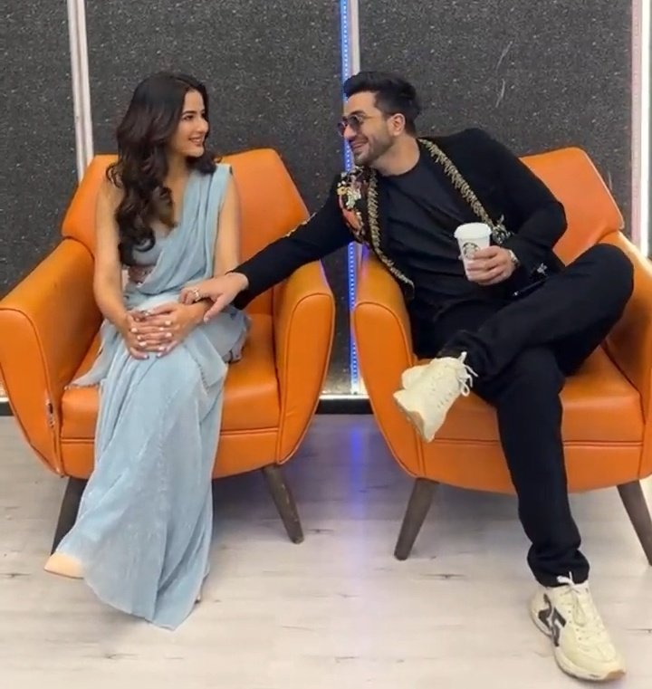 Moody951612's tweet photo. @AlyGoni @jasminbhasin please one post in this outfit together 🥺❤️❤️ please ☺️  ye dhamki hi smjo 🤨
Because you guys are looking so cute n  🥵🔥
#JasLy #JasminBhasin #AlyGoni 
#SajaungaLutkarBhi https://t.co/kn070i3wQy