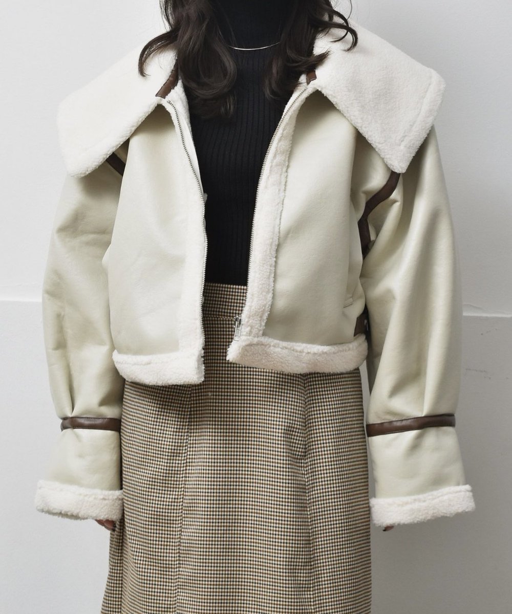RETROGL's tweet photo. 【online pre order】
決まりすぎずリラックス感のあるムートンボアジャケット、レザーのパイピングが目を惹き、更に大きな襟のデザインと女性らしく着用出来るショート丈✨
ワンピース合わせやもちろんパンツ、スカート問わずに着用出来ます◎

ご予約はこちらから↓
https://t.co/53r1atEFYc https://t.co/y2RxGBVWFJ