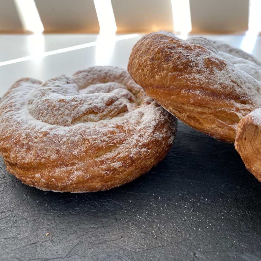 BakingFree_'s tweet photo. Ensaimadas 😋 ¿Para desayunar ó para merendar? 🤭

#ensaimadasingluten #panaderiaartesanasingluten #bakingfree #valenciasingluten https://t.co/76Rl4hnrs0