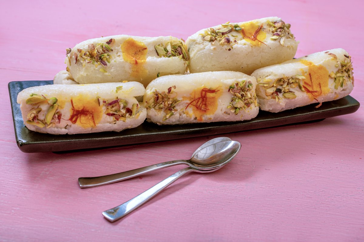 ChefKunalKapur's tweet photo. Chum-Chum or Cham-Cham or Chom-Chom is a very popular Mithai loved by people all over and more so in Bengal. Chumchum is made with Paneer (Indian Cottage Cheese). Recipe: https://t.co/RB6JhFjZVB
#GaneshChaturthi #Recipe #Food #Dessert #IndianDessert #ChamCham #MondayRecipe https://t.co/rUEHSnBF3I