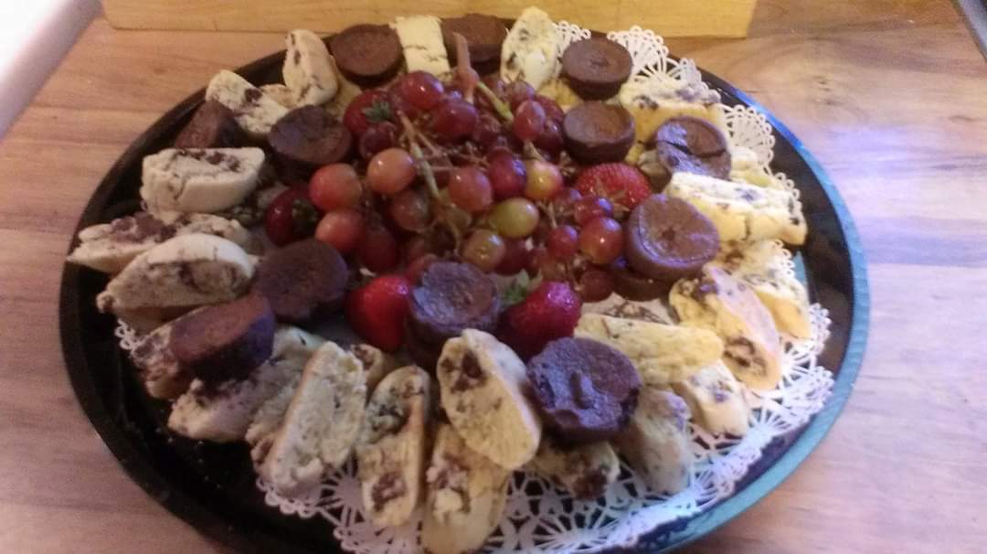 YaDaChef's tweet photo. Shiva, sweets platter for 15-20ppl. This one has fresh fruit, brownie bites and 2 different Mandel Bread-one chocolate chip/raisin with almonds the other chocolate chip/dried cranberry with almonds. https://t.co/C33KHX9yKb
#shiva #cookies #mandelbread #miami #fortlauderdale https://t.co/Idrk6QxEpe