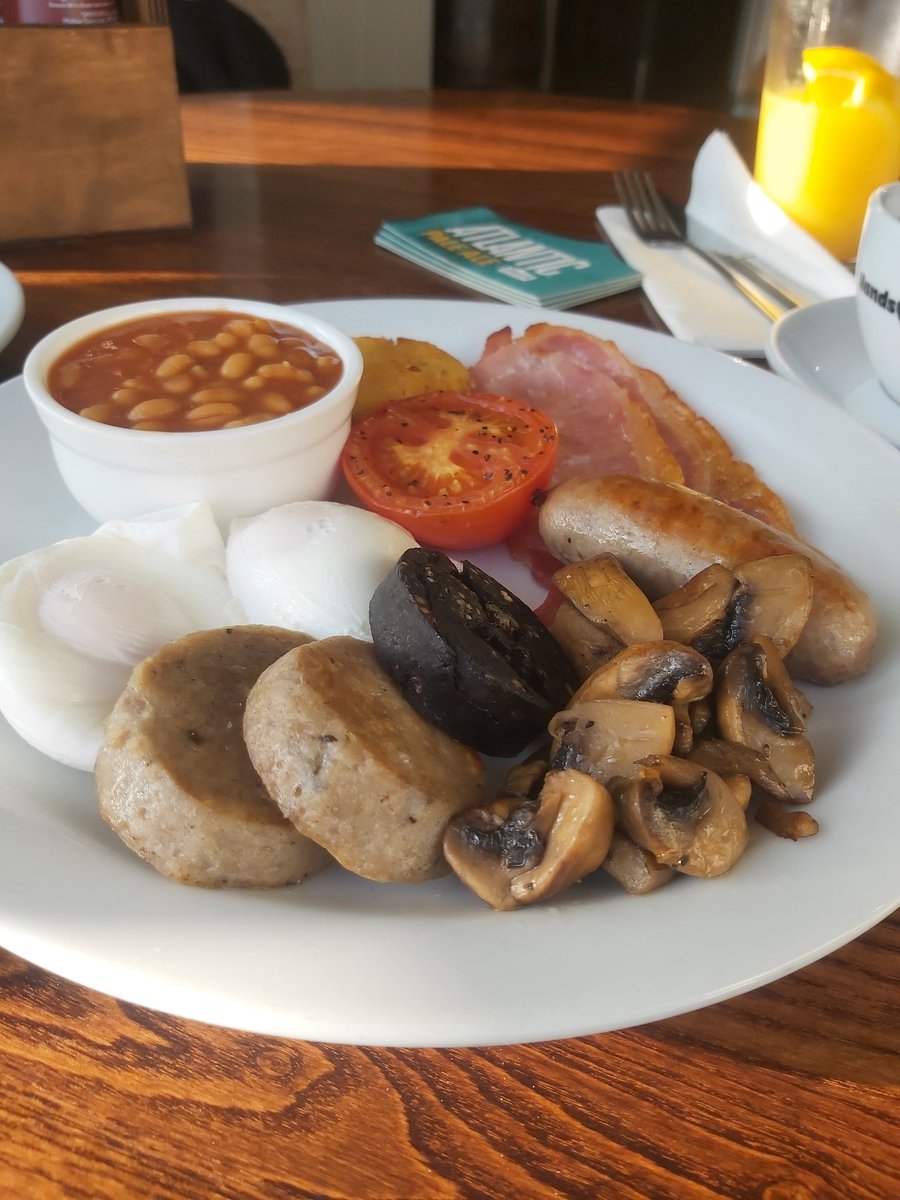 bardofcaterham's tweet photo. They might be clueless on the #creamtea but you can't beat a #fullCornish #Cornwall #kernow #hogspudding https://t.co/J5bzlzGCQ8
