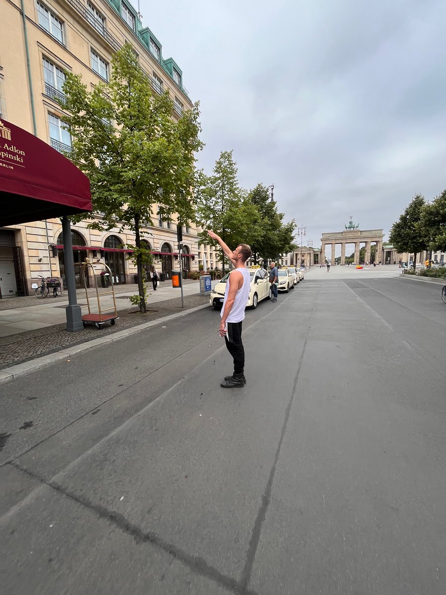 PipeWeinfrau's tweet photo. Nazi vor dem Adlon mit seinem täglichen Morgengruß. Keiner sagt was. Ich habe dann mal die Polizei geholt. https://t.co/amSaUpriIi