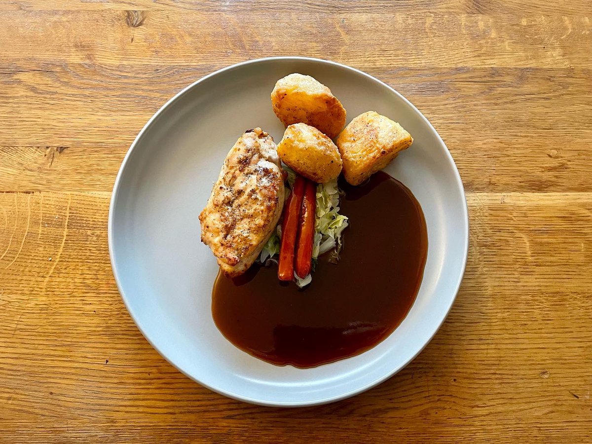 NeophyteCook's tweet photo. Roast Chicken Breast: with crispy roast potatoes, glazed carrots, cabbage and a rich homemade gravy. https://t.co/31ejtvLsQW