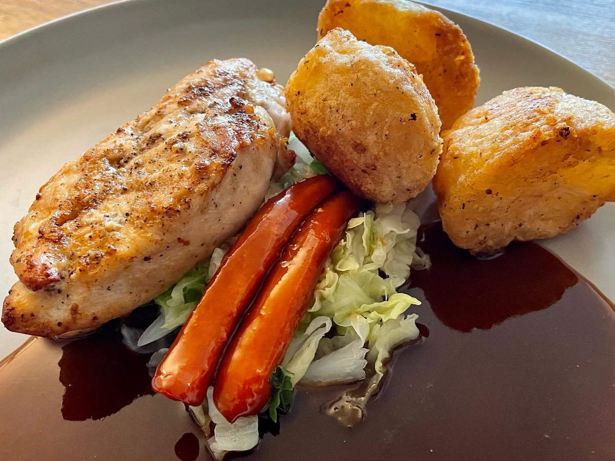 NeophyteCook's tweet photo. Roast Chicken Breast: with crispy roast potatoes, glazed carrots, cabbage and a rich homemade gravy. https://t.co/31ejtvLsQW
