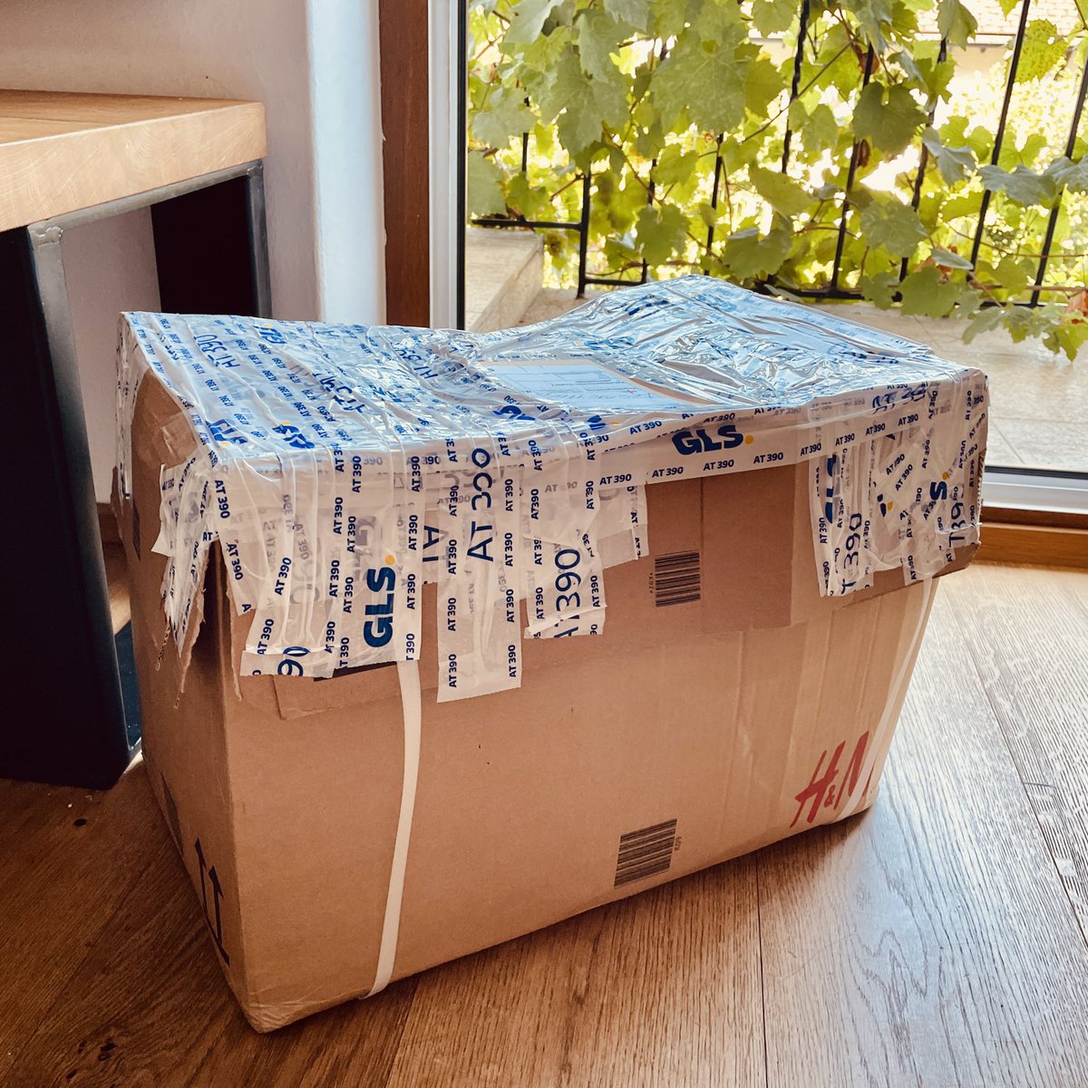 wernerharing's tweet photo. Wow! Schau mal @hmaustria! So sieht es aus, wenn man ein Paket von euch (etliche Tage zu spät) durch #GLS Österreich zugestellt bekommt. #logistics #packaging #branding #quality #fail https://t.co/qBFVNSl432