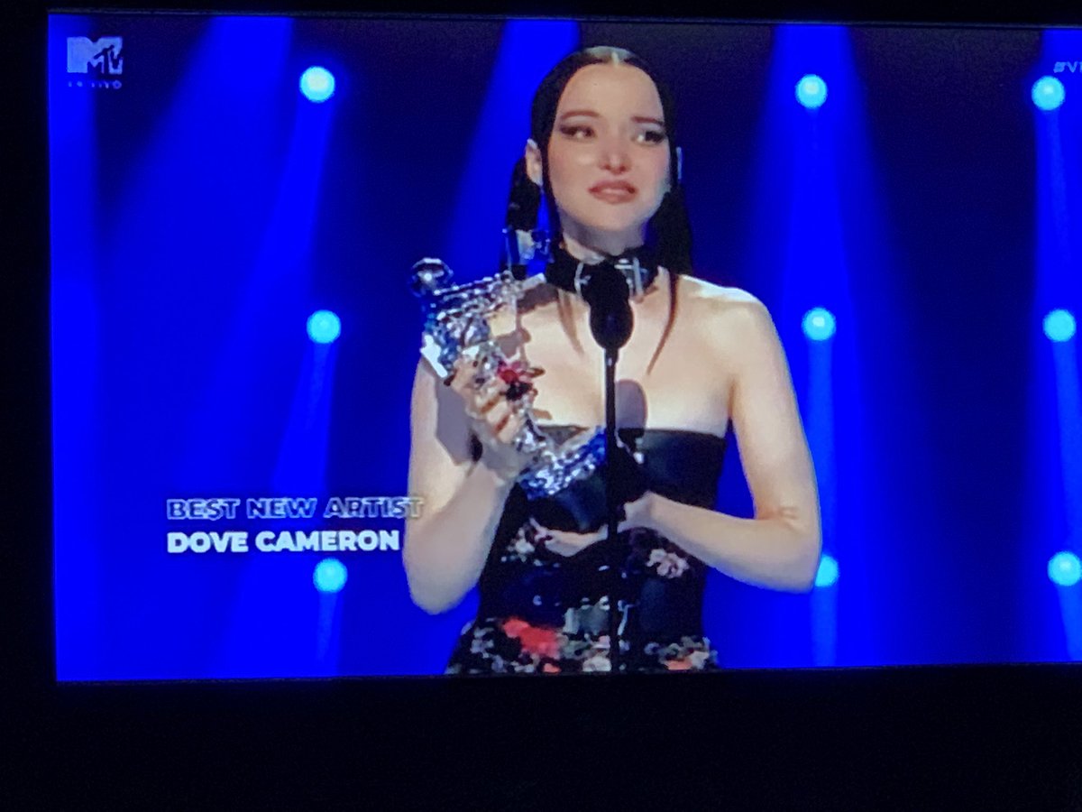 sopadetizana's tweet photo. #DoveCameron recibiendo su premio a Mejor Artista Nuevo #DoveCameronVMAS #VMA #VMAs #MTVVMAs https://t.co/5mrtDZXTa7