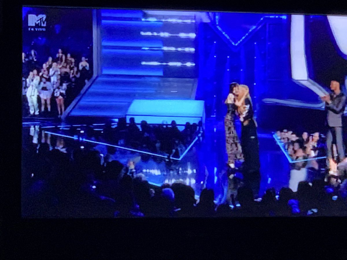 sopadetizana's tweet photo. #DoveCameron recibiendo su premio a Mejor Artista Nuevo #DoveCameronVMAS #VMA #VMAs #MTVVMAs https://t.co/5mrtDZXTa7