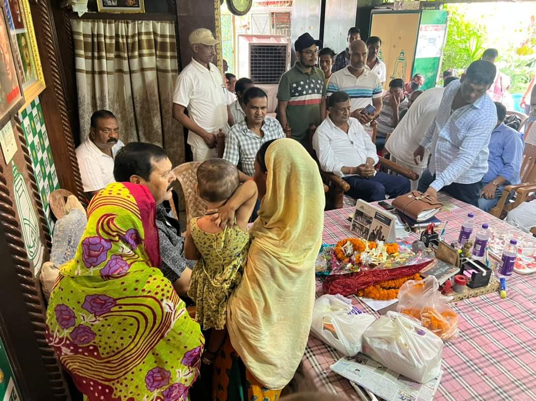 iSurendraYadav's tweet photo. आपकी समस्या, हमारा प्रयास।

प्रत्येक रविवार की तरह अपने आवास पर लोगों से मिलकर उनकी समस्याओं का निस्तारण किया। जनसमस्या का निस्तारण जनकल्याण की प्रथम सीढ़ी है। निरंतर जनसंवाद के साथ जनसमस्या का सहजता से निदान हमारी प्राथमिकता रही है। https://t.co/qEHUynISOU