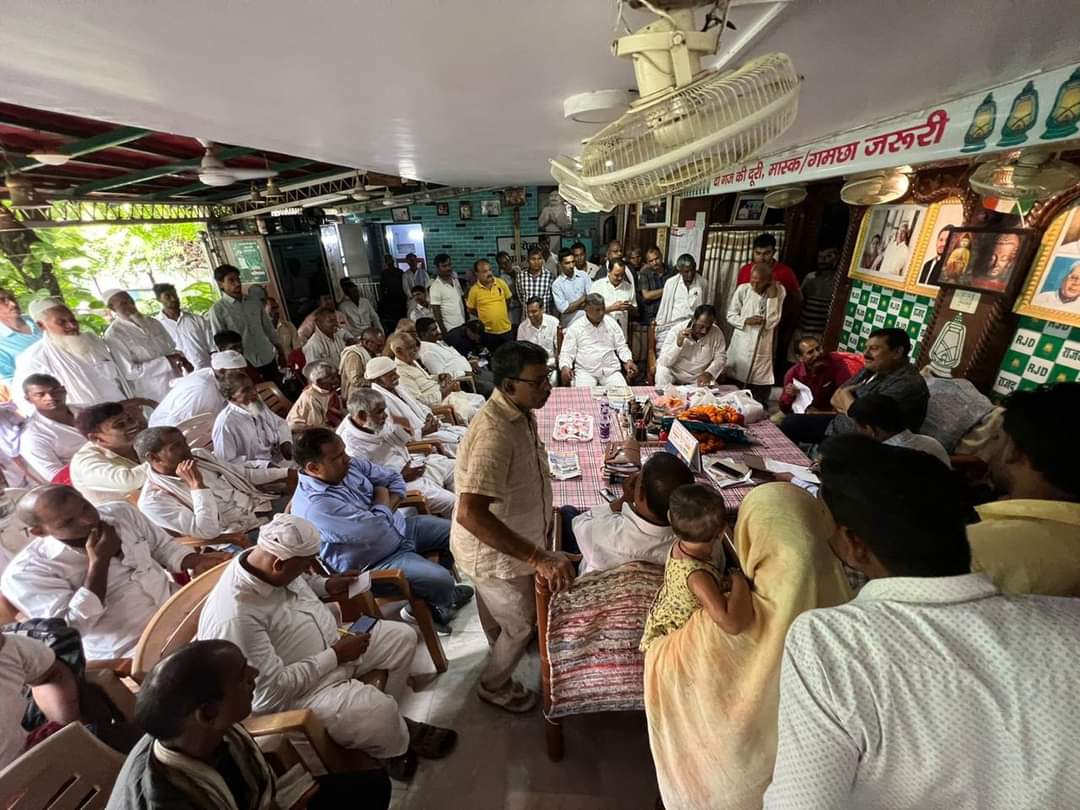 iSurendraYadav's tweet photo. आपकी समस्या, हमारा प्रयास।

प्रत्येक रविवार की तरह अपने आवास पर लोगों से मिलकर उनकी समस्याओं का निस्तारण किया। जनसमस्या का निस्तारण जनकल्याण की प्रथम सीढ़ी है। निरंतर जनसंवाद के साथ जनसमस्या का सहजता से निदान हमारी प्राथमिकता रही है। https://t.co/qEHUynISOU