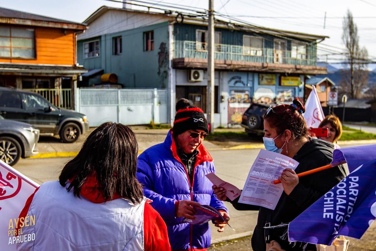 ✔️ Cerramos este increíble domingo con algunas imágenes de lo que fue el puerta a puerta en la Población Gabriela Mistral y el conversatorio constituyente en #Coyhaique 😍

#AprueboDeSalida
#AprueboFeliz
#AprueboNuevaConstitución