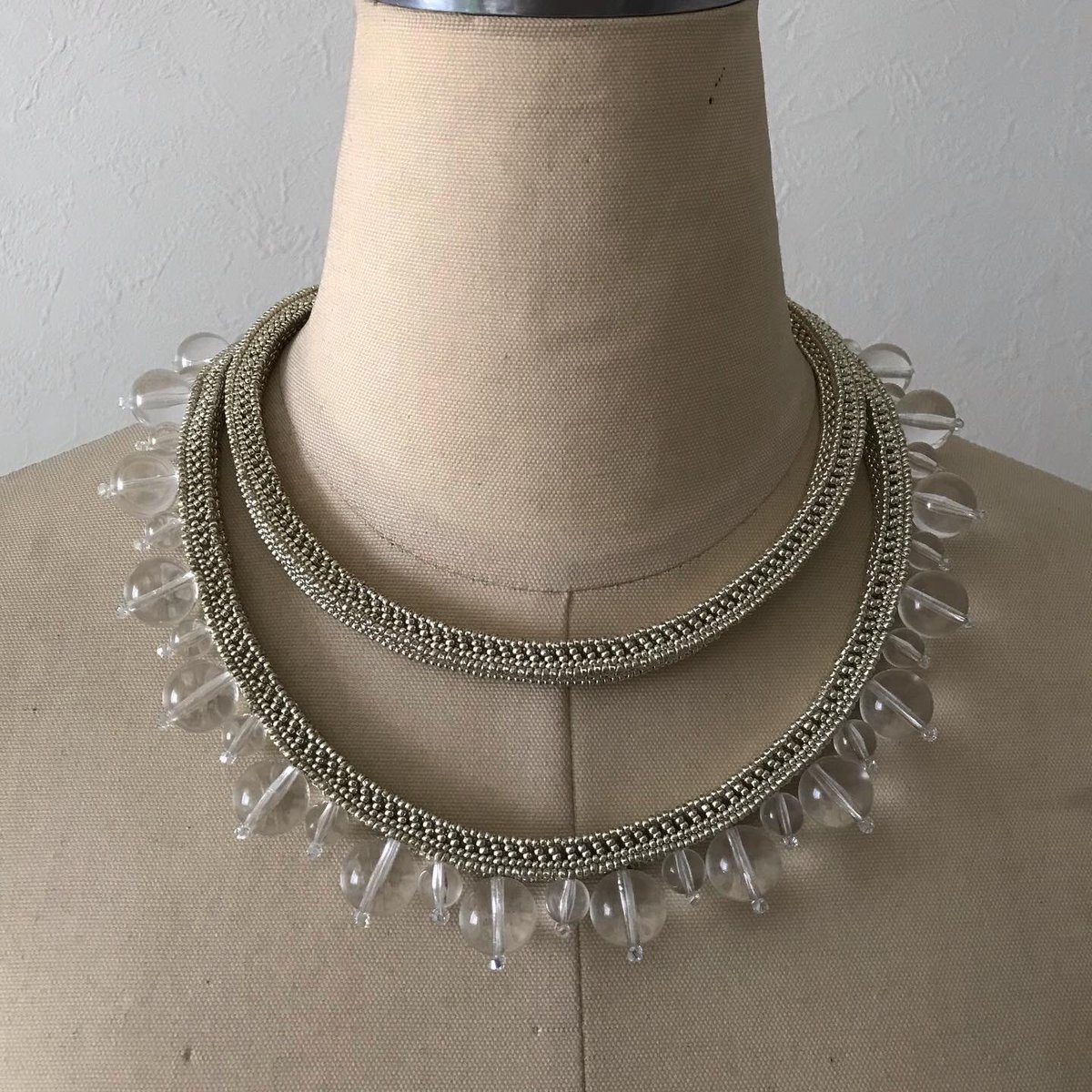 costume jewelry award2022
佳作受賞作品［LAKE BIWA］

先日行われましたコスチュームジュエリーのコンテストで佳作をいただきました。
初めてこのようなコンテストに応募して賞をいただけたことが大変嬉しいです。ありがとうございます◎また次の目標に向かって邁進していきます⇨⇨⇨