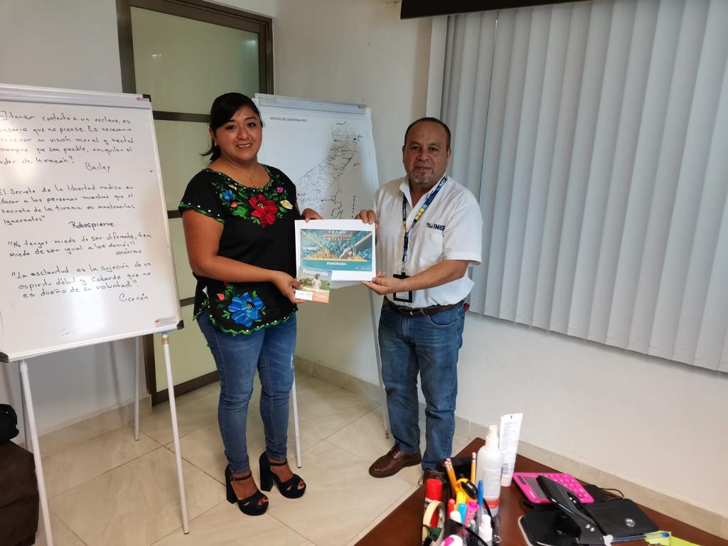 CNoveloVela's tweet photo. Le entregamos carteles p/ colocar en sus oficinas estatales y de coordinación regional. Apoyarán al Censo con la transmisión de spots de Radio en la #VozDelGranPueblo Radio #XHNKA 104.5 FM @ogascab @Vivo_QRoo @VivoEnChetumal @5toPoderqroo @EnLaRedQR @informativo_voz @TULUMPRES https://t.co/xNvpNY2QRK