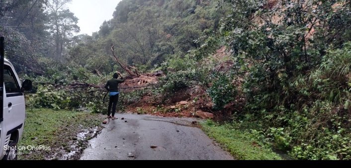 ARAV_1NDIA's tweet photo. #Bhagamandala #Karike Interstate road landslide @112Kodagu @DCKodagu @ZP_Kodagu 
#Kodagu https://t.co/u7dSrMv85C