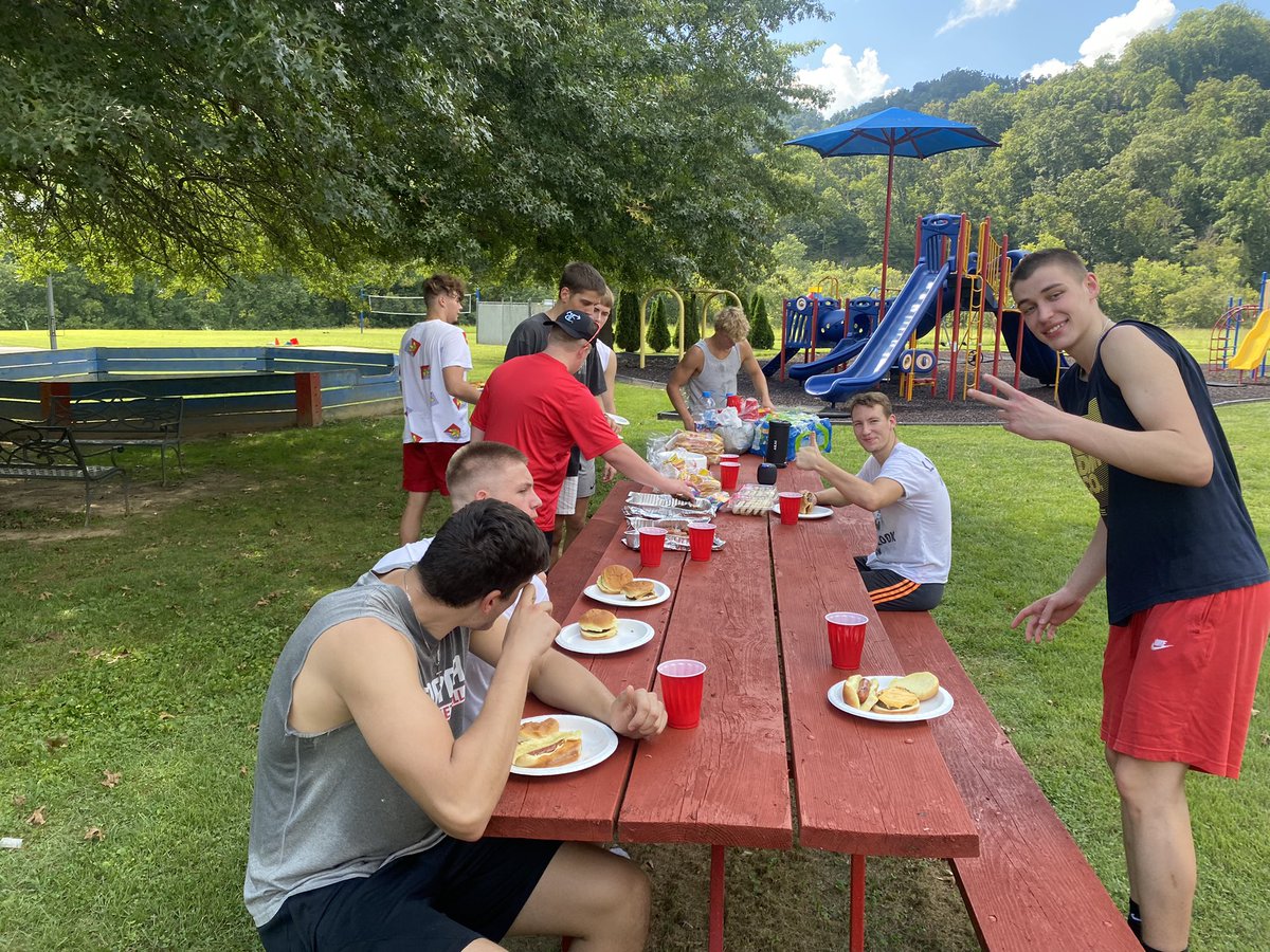 CoachWard22's tweet photo. Great cookout with the @Wesley_Hoops22 team!!! #TheWesleyWay https://t.co/5CaoAYIchS
