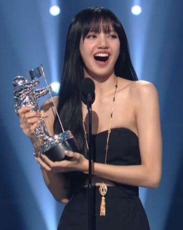 WORLDMUSICAWARD's tweet photo. #BLACKPINK's Lisa wins the Award for Best K-Pop and becomes the 1st K-pop Soloist in History to win a #VMA!💪🥇🇰🇷💃🏆❤️‍🔥🐐👑💛 @BLACKPINK https://t.co/jFnPhx8ou1