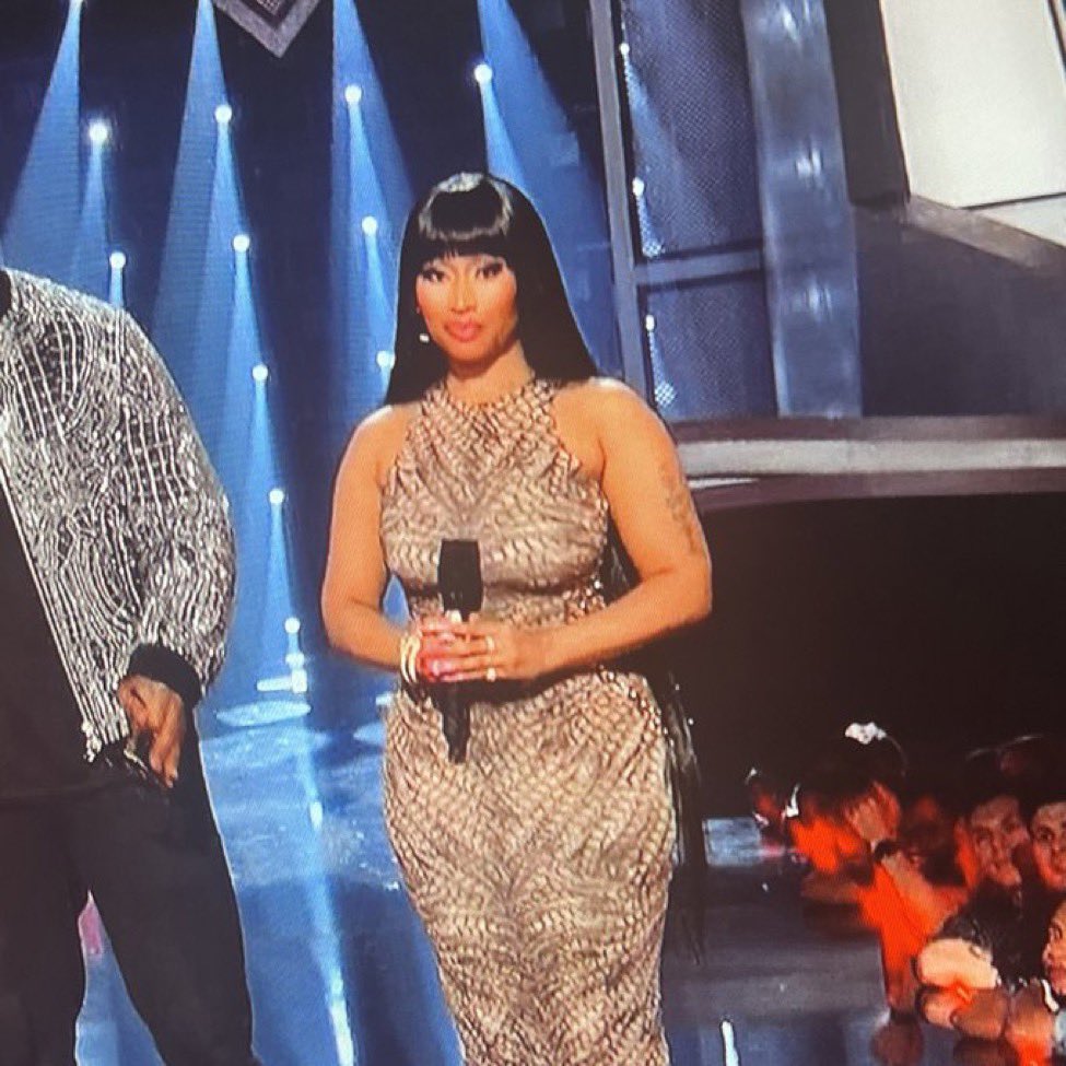 BLACK INCHES AND BANGS YES NICKI MINAJ !!!! #NickiVMAs BLACK INCHES AND BANGS YES NICKI MINAJ !!!! #NickiVMAs