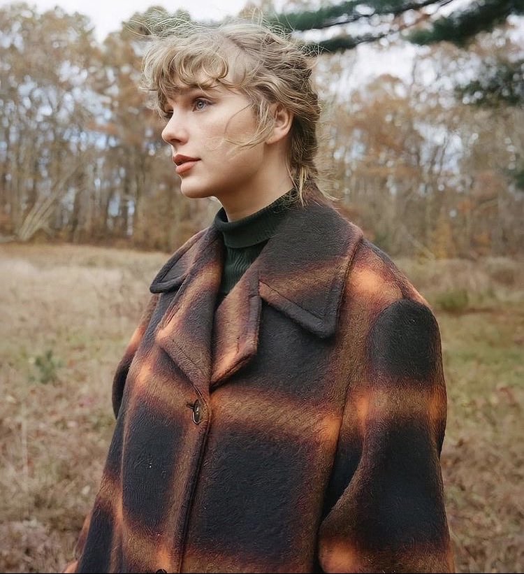 PopCrave's tweet photo. Taylor Swift now holds the most wins for 'Video of the Year' in #VMAs history. (3) https://t.co/2b9zVg35rr