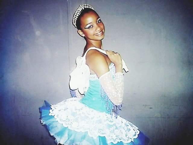 ArielleMacedo's tweet photo. E quem diria que essa bailarina de São Gonçalo teria uma coreografia no VAM ... É sobre sonhos , trabalho e realizações 🙏 #AnittaNoVMAs https://t.co/eGUerqFkA9
