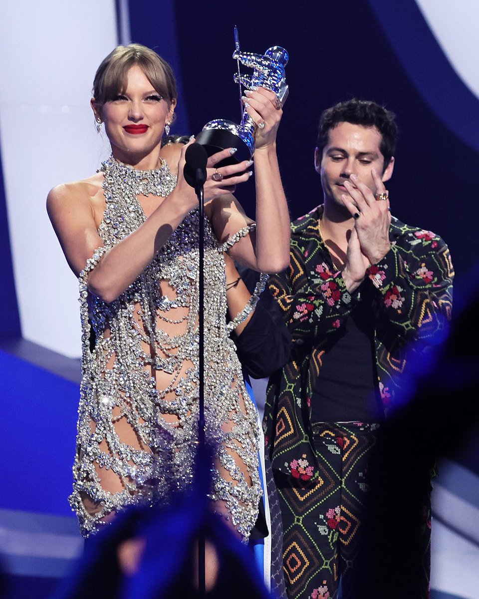EW's tweet photo. New Taylor Swift album coming October 21!

She shared the news at the #VMAs after winning Video of the Year for "All Too Well (Taylor's Version)." https://t.co/IJtTZVYXrj