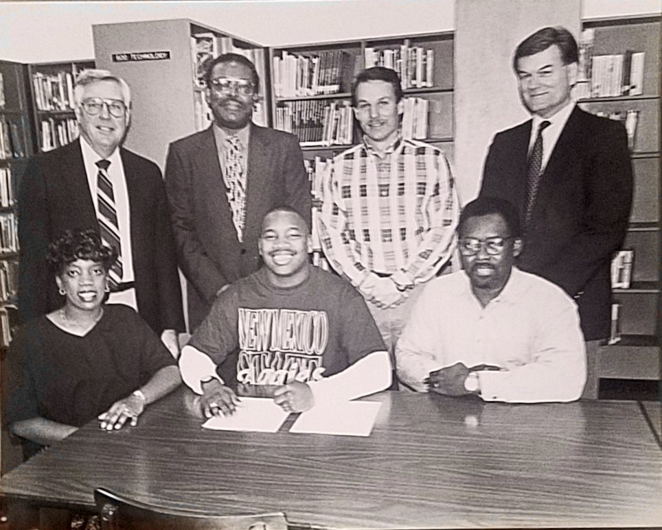 CoachJessie48's tweet photo. When I was 17, I coached against my DC in a powder puff game. 1st play of the game he ran unbalanced tackle over QB sweep. I said “if I’m ever HC, that’s the first play I’m running.” Almost 30 years later…Unbalanced tackle over QB sweep. 38 yards and should’ve scored. #JeffBerry https://t.co/2ITqeLNN9c