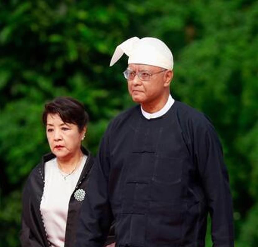 Khithitofficial's tweet photo. အကိုကြီးသော်လည်း အဖ အရာ မမြောက်ဘဲ စစ်တပ်အလိုတော်ကျ အသုံး တော်ခံသည့် အောင်ဆန်းဦး (သို့မဟုတ်) နှမငယ်အပေါ် မနာလို မရှုစိမ့်သည့် မိဘမျက်နှာ အိုးမည်းသုတ်သူ
Read more-> https://t.co/As65zH7clu https://t.co/ZwQifhWFND