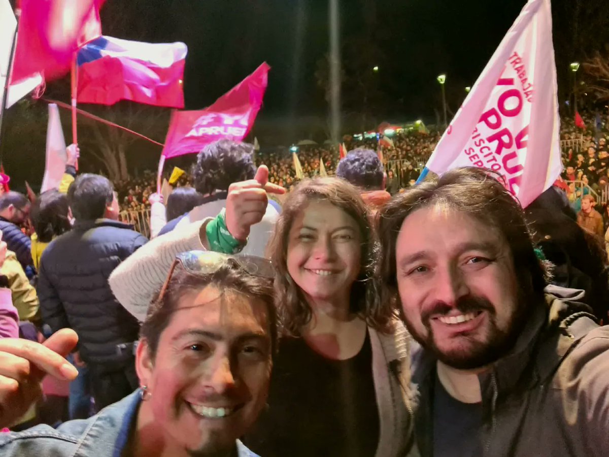 camiloriffo's tweet photo. En #Concepción hoy se vivió el #Apruebo con alegría, esperanza y unidad 🤗💜

#ApruebazoConce https://t.co/nJz8atBqTI
