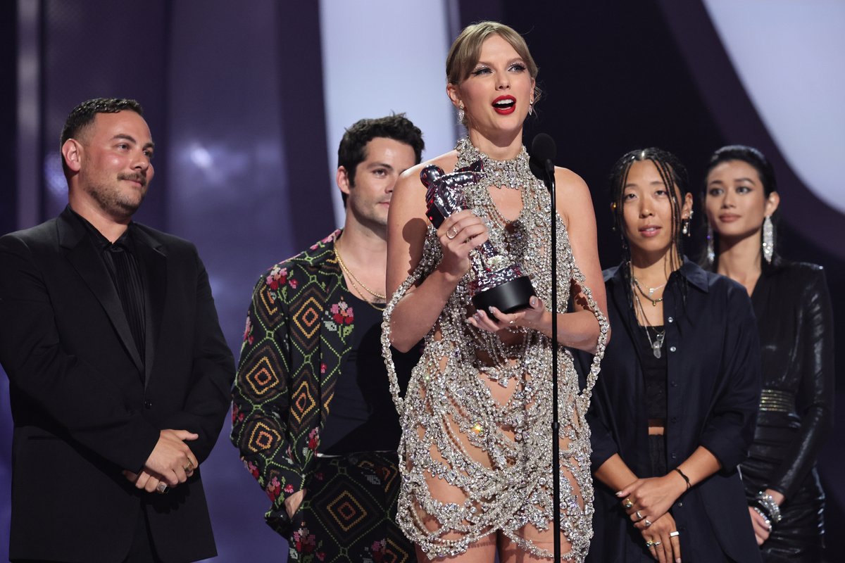 billboard's tweet photo. Attention #Swifties 🚨 @taylorswift13 announced that a new album is OFFICIALLY on the way during her video of the year acceptance speech at the 2022 #VMAs! 👏

Everything we know: https://t.co/mvstIrmm59 https://t.co/dEzk1ze9gm
