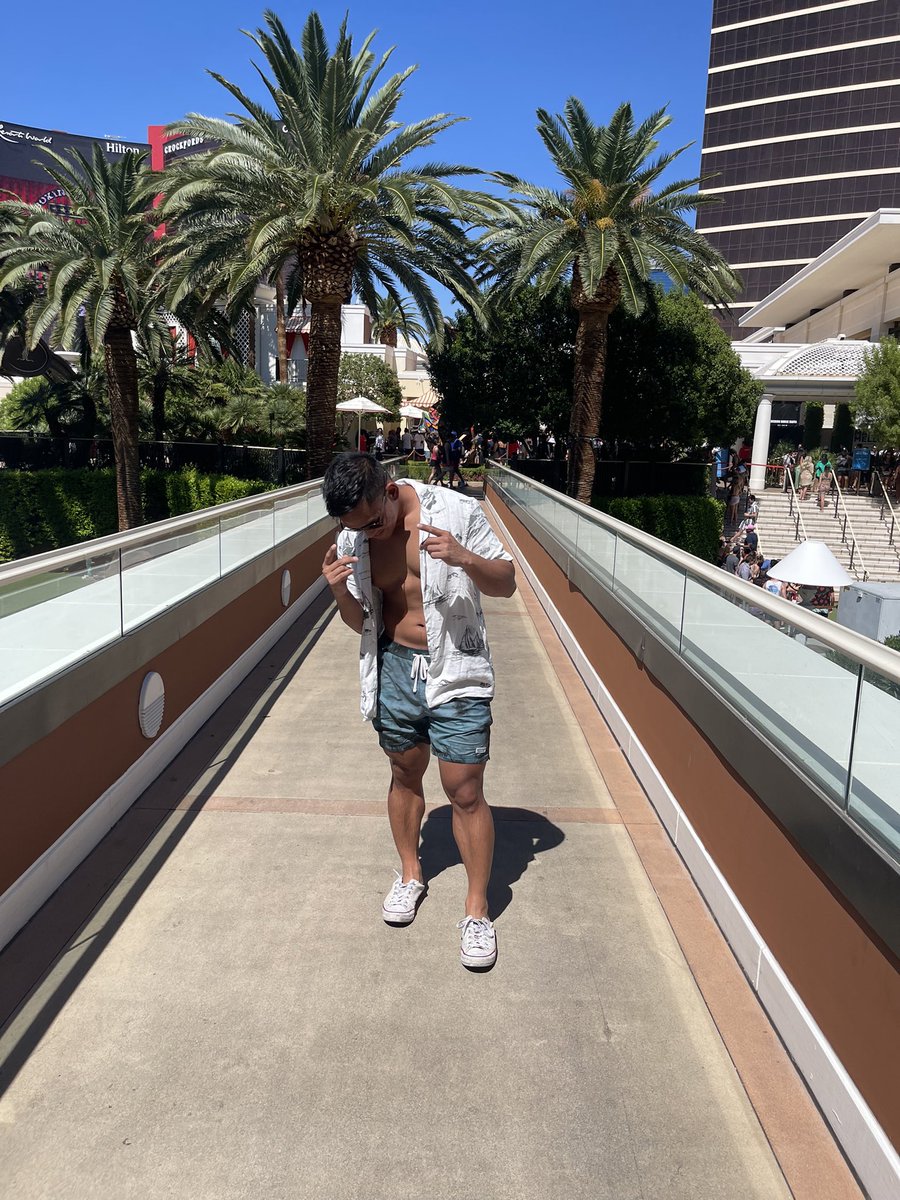 kebenlibato's tweet photo. Before and after watching Chainsmokers at Encore Beach Club! https://t.co/y7xFRLBlKl