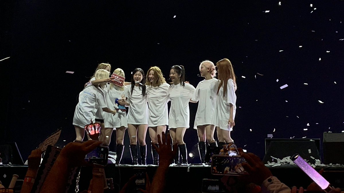loonabender's tweet photo. love you all forever 💗 
#LOONAinMexico https://t.co/cHK8v9YHXW
