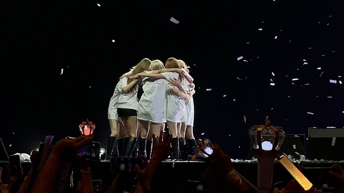 loonabender's tweet photo. love you all forever 💗 
#LOONAinMexico https://t.co/cHK8v9YHXW