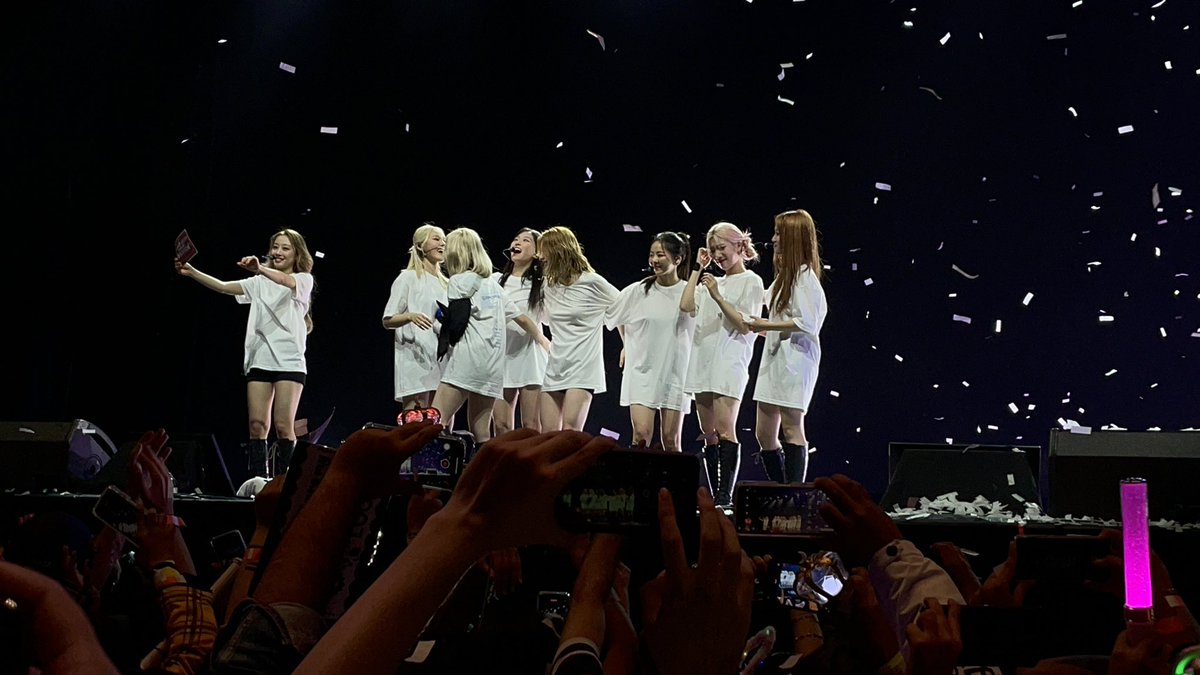 loonabender's tweet photo. love you all forever 💗 
#LOONAinMexico https://t.co/cHK8v9YHXW