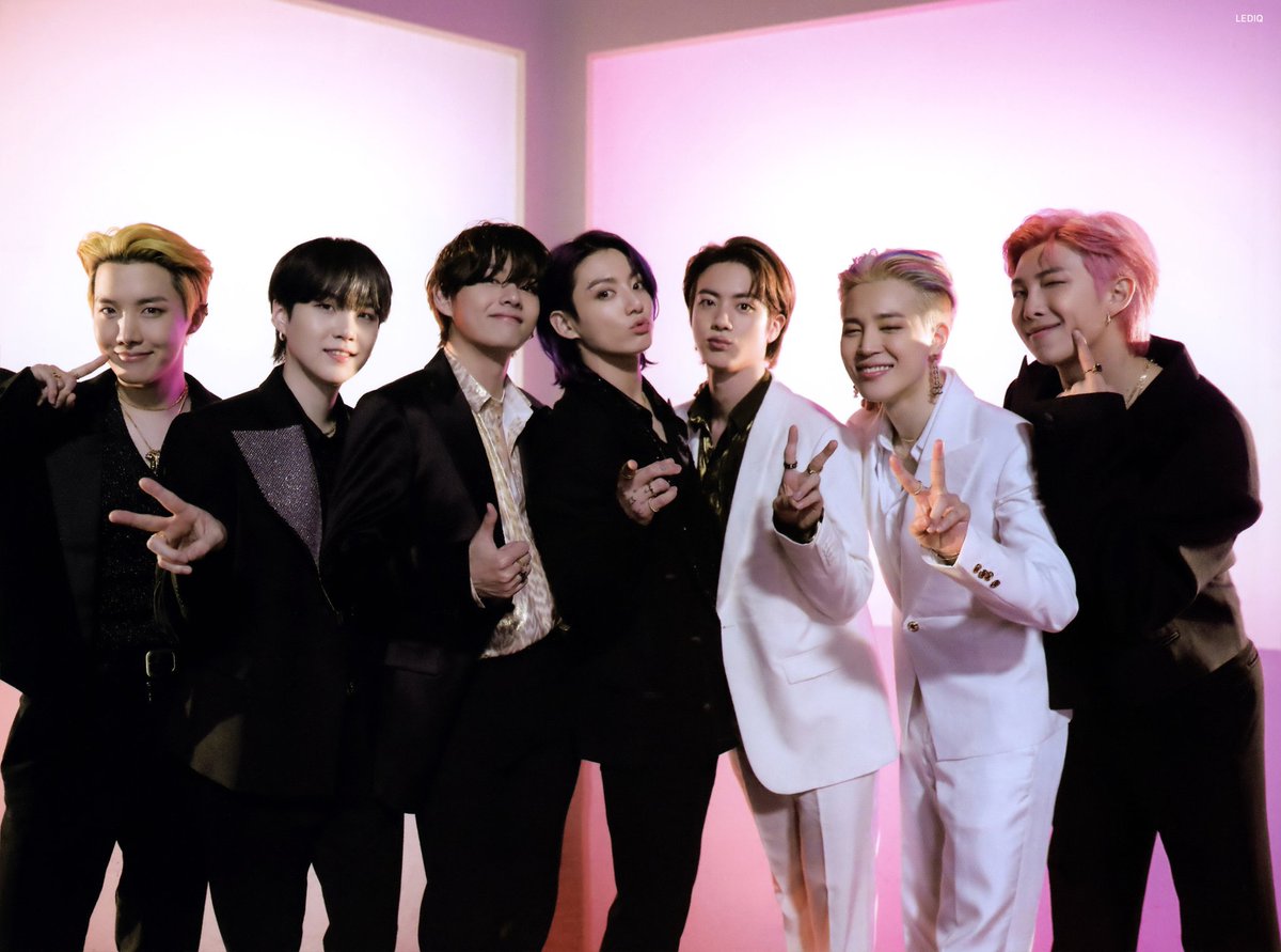 tk_kimjeon's tweet photo. Congratulations Kings @BTS_twt for winning 'Group of the Year' at the 2022 MTV #VMAs 💜🎉 https://t.co/4aJTj3kVPn