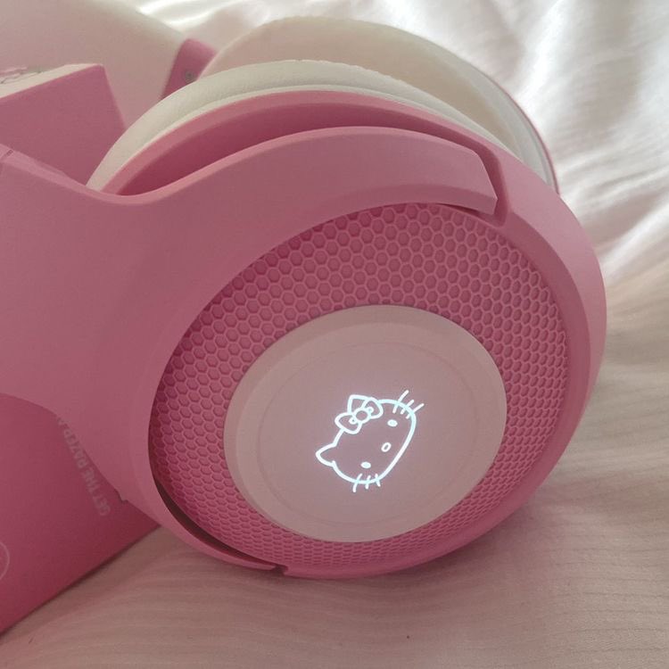 elegantcritters's tweet photo. hello kitty headphones ✧*:･ https://t.co/INnruDfJvG