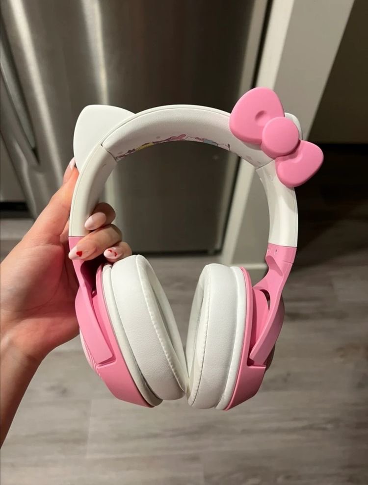 elegantcritters's tweet photo. hello kitty headphones ✧*:･ https://t.co/INnruDfJvG