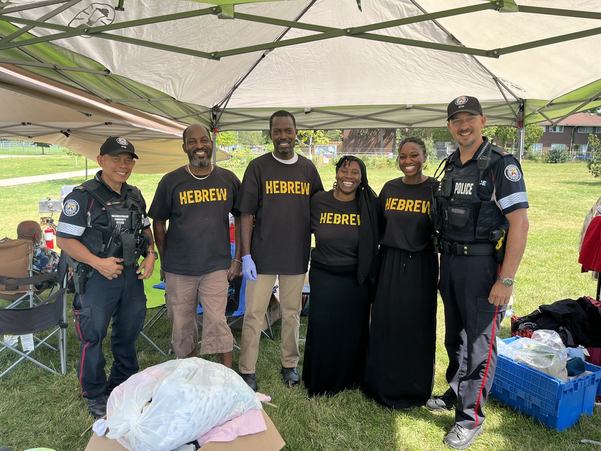 Officer9535TPS's tweet photo. Fortunate to have met some really great people today from Israel The Church of Jesus Toronto. Seeing them supporting the community providing backpacks and other items; it’s near impossible not to recognize what #generosity #appreciation and #community is. @cocoa_orange416 #police https://t.co/wlRacKlUGd
