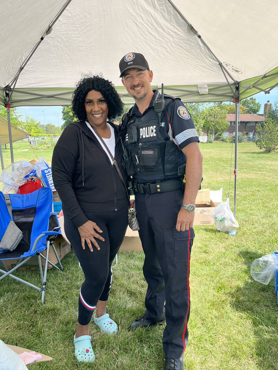 Officer9535TPS's tweet photo. Fortunate to have met some really great people today from Israel The Church of Jesus Toronto. Seeing them supporting the community providing backpacks and other items; it’s near impossible not to recognize what #generosity #appreciation and #community is. @cocoa_orange416 #police https://t.co/wlRacKlUGd