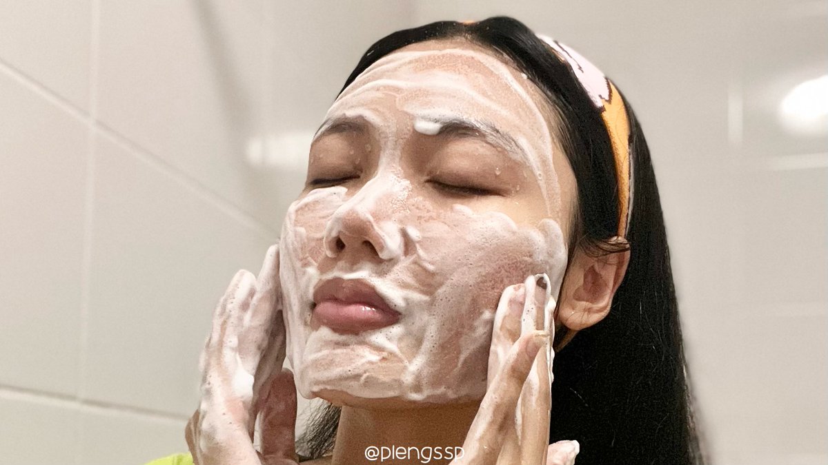 plengssp's tweet photo. ชอบสกินแคร์ไลน์สิวของยูเซอรินมาก ใช้แล้วสิวหายจริง รอบนี้อยู่ดีดีสิวเห่อ ขอลองตัวโฟมลดสิวบ้าง ใช้มา 7 วัน สิวสงบลงมาก สิวใหม่ไม่ขึ้นเพิ่ม รอยสิวก็จางลง ส่วนฟองโฟมก็นุ่มมมม รู้สึกผิวสะอาด หน้าไม่แห้งตึง ถือว่าถูกใจมาก ใช้ไปยาวๆ #ใช้ดีบอกต่อ #EucerinThailand https://t.co/JzgK2nXuCC