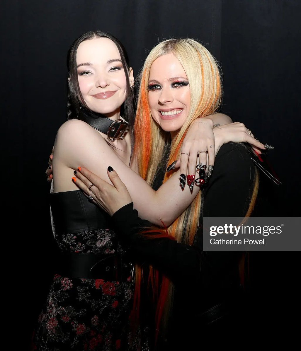 AccessAvril's tweet photo. FOFAS! Avril Lavigne e Dove Cameron no #VMAs . https://t.co/I31M6o9kVX