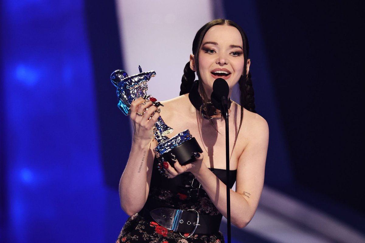 we love you <a href="/DoveCameron/">Dove Cameron</a> ! #VMAs