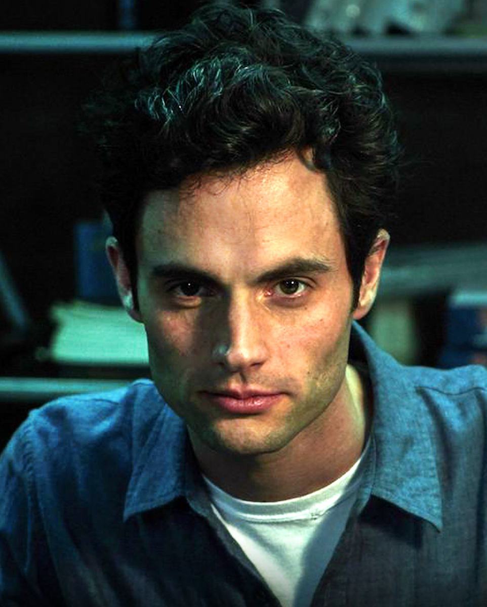 MCU_Direct's tweet photo. RUMOR: #MarvelStudios has reportedly spoken with Penn Badgley about playing the role of the #FantasticFour's Reed Richards! Details: https://t.co/oHA8zee3UY https://t.co/uId9XXhvXR