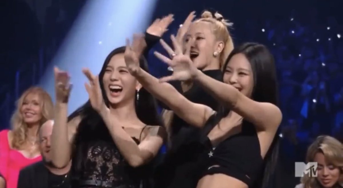 ลิซ่าคว้ารางวัล Best K-pop บนเวที VMAs จากเพลงเดี่ยว LALISA กรี๊ด

แถมเป็นศิลปินเดี่ยวk-popคนแรกที่ได้รางวัลจากสาขานี้ด้วย ตะลิซเก่งมาก นอกจากน้องจะขึ้นไปขอบคุณชาวบลิ๊งค์และเพื่อนร่วมวง blackpink แล้วปิดท้ายด้วย “ขอบคุณค่ะ” เป็นภาษาไทย น่ารัก

Cr.Getty images
#BLACKPINKInYourVMAs
