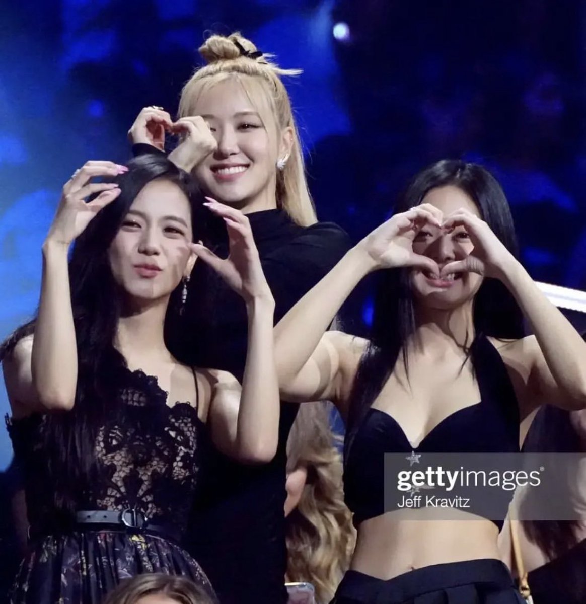 UnderbedDara's tweet photo. ลิซ่าคว้ารางวัล Best K-pop บนเวที VMAs จากเพลงเดี่ยว LALISA กรี๊ด

แถมเป็นศิลปินเดี่ยวk-popคนแรกที่ได้รางวัลจากสาขานี้ด้วย ตะลิซเก่งมาก นอกจากน้องจะขึ้นไปขอบคุณชาวบลิ๊งค์และเพื่อนร่วมวง blackpink แล้วปิดท้ายด้วย “ขอบคุณค่ะ” เป็นภาษาไทย น่ารัก

Cr.Getty images
#BLACKPINKInYourVMAs https://t.co/wjX7s6486e