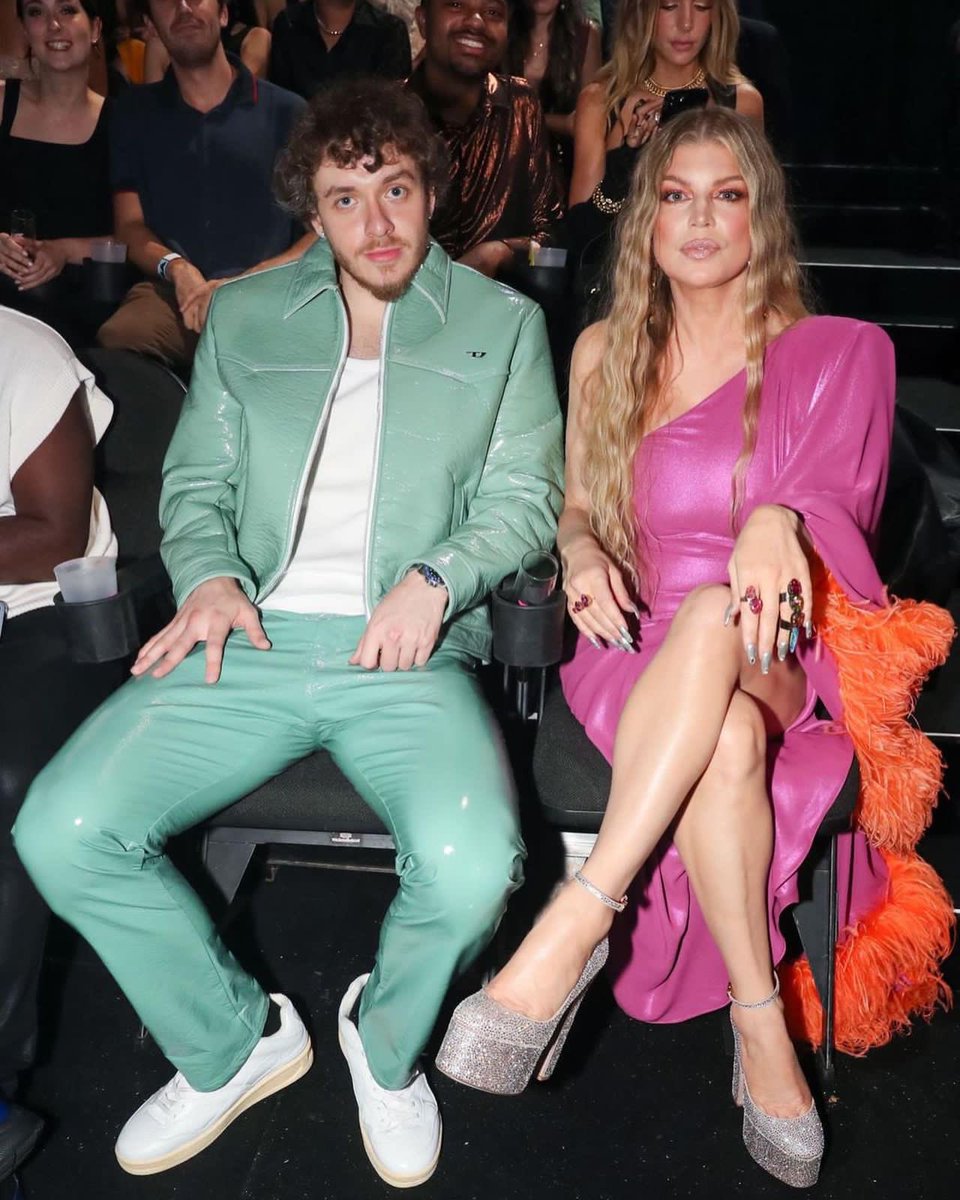 ChileBep's tweet photo. @Fergie vuelve al escenario! Esta vez para acompañar a @jackharlow en su single #FirstClass (sample de #Glamorous) en los MTV VMAs 2022!
No sabíamos cuanto te extrañamos hasta q te vimos en el escenario ❤️
#Fergie #JackHarlow #VMAs2022 #MTV #BEPfamily #BEPchile #Peabody https://t.co/aXOV14rYI8